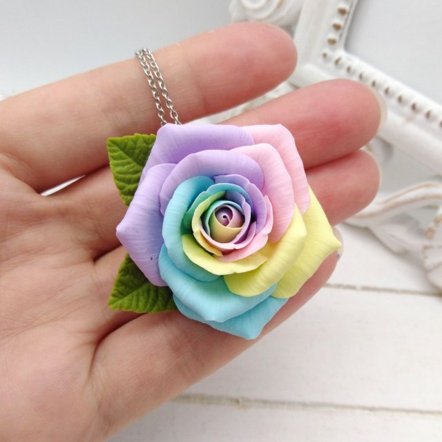 Wisiorek z tęczową różą, duży kwiat ok. 4 cm, stal nierdzewna, handmade