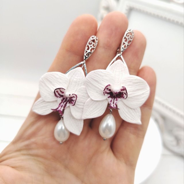 Kolczyki wiszące z białymi storczykami i sztuczną perłą, angielskie zapięcie
