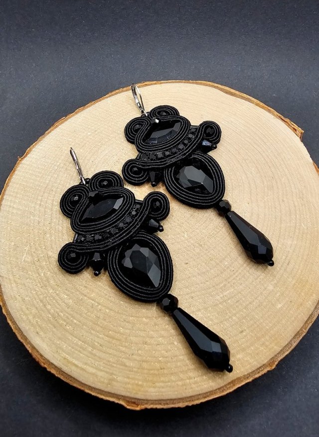 Błyszczące czarne kolczyki sutasz