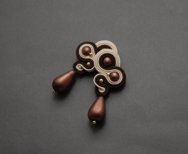 brązowo-kremowe klipsy sutasz