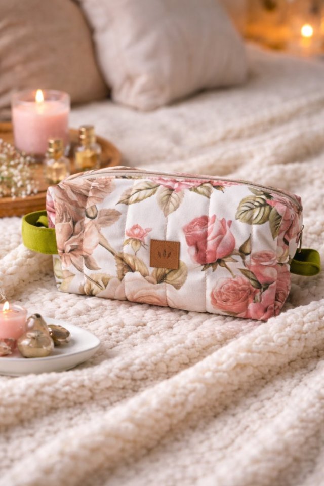 Pikowana kosmetyczka XL z weluru w pastelowe Róże