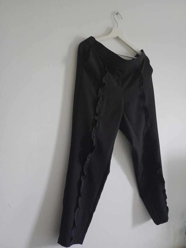 Spodnie czarne z falbanką 42 XL gumka Co'couture