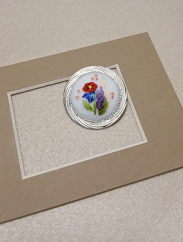 Ręcznie haftowana broszka  GLORIA