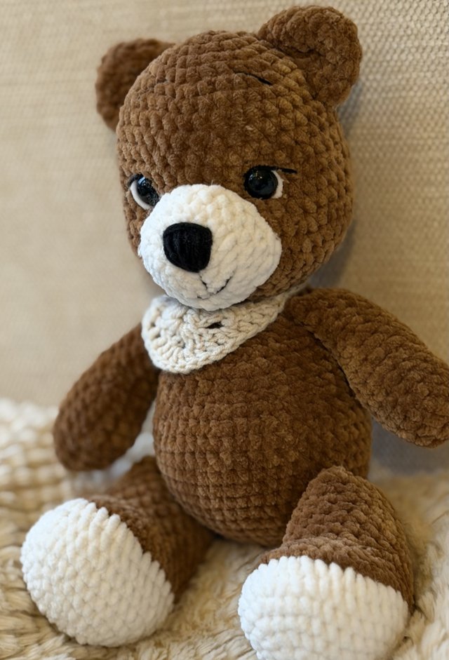 Miś Luca z apaszką ręcznie robiony.