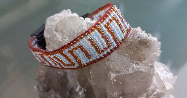 Ręcznie tkana szeroka niebiesko - bursztynowa bransoletka dla mężczyzny lub dla kobiety na prezent