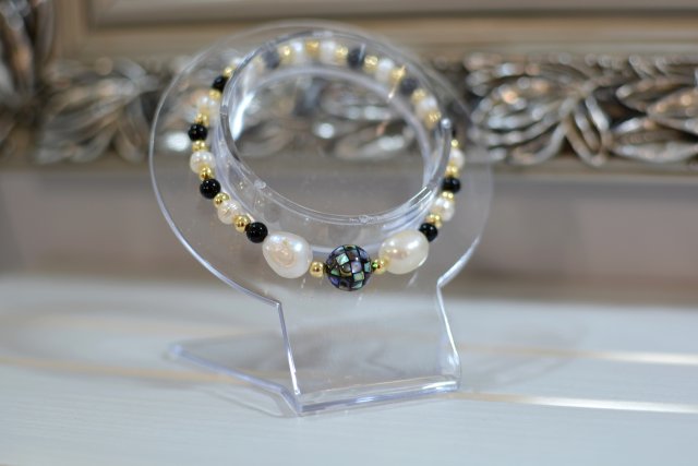 BRANSOLETKA PERLE ABALONE Z ONYKSEM I HEMATYTEM