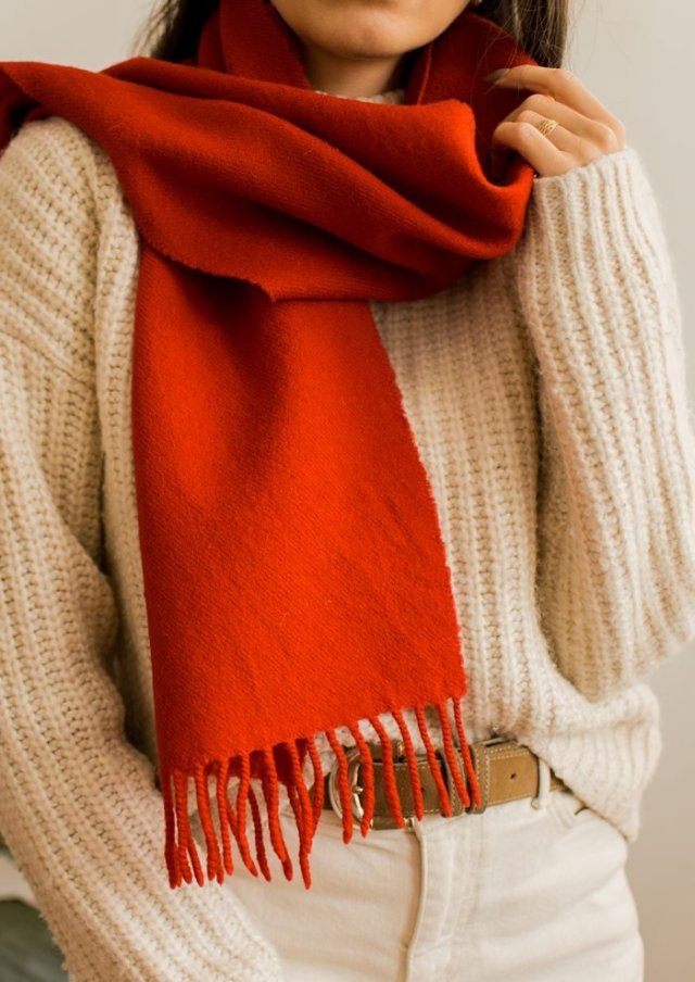 Czerwony wełniany szalik
