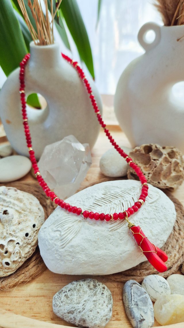 naszyjnik z czerwonych jadeitów i zawieszki z korala