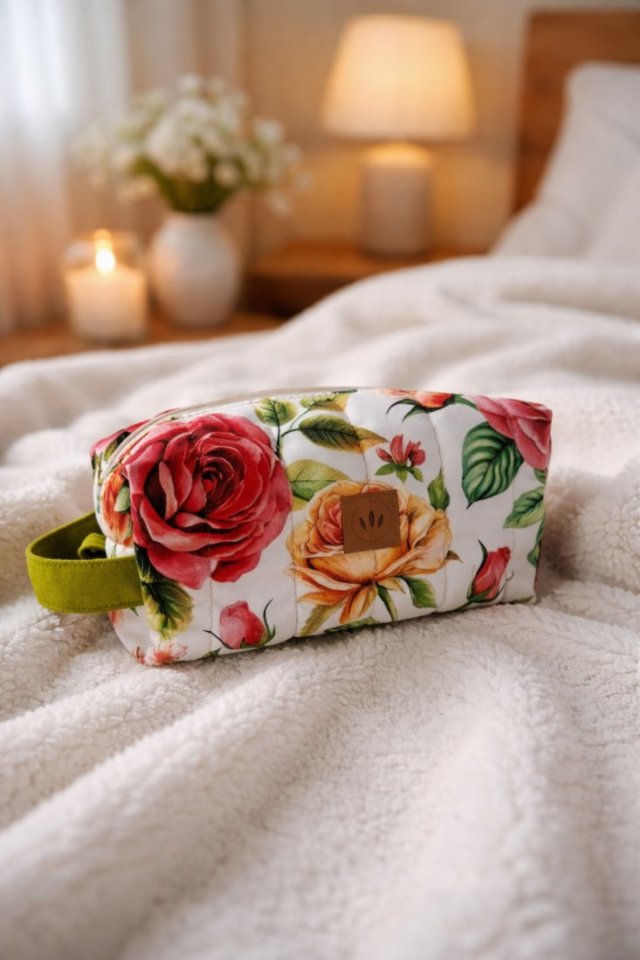 Pikowana kosmetyczka XL z weluru w pastelowe Róże