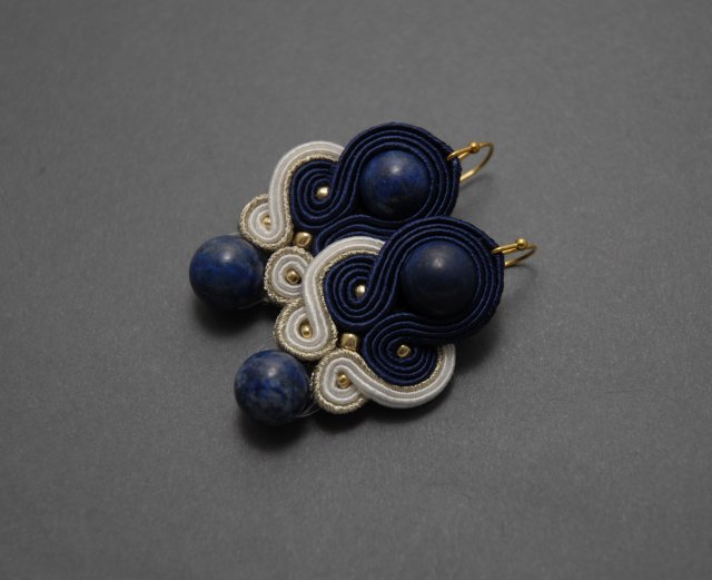 granatowo-białe kolczyki sutasz z chryzokolą