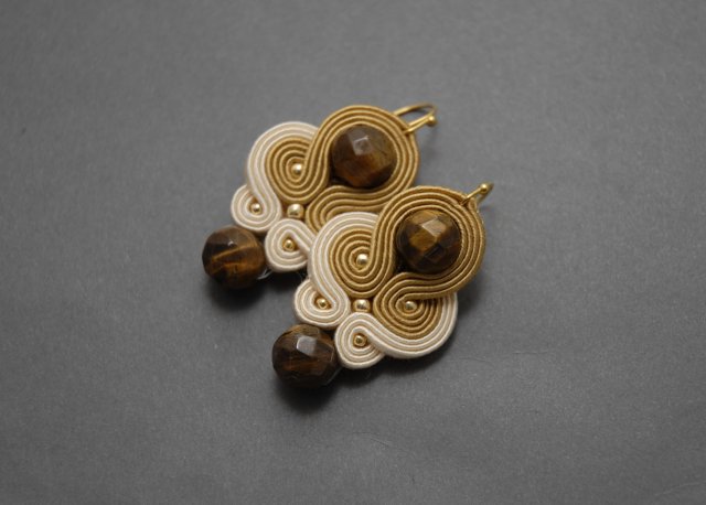 beżowo-kremowe klipsy sutasz z tygrysim okiem