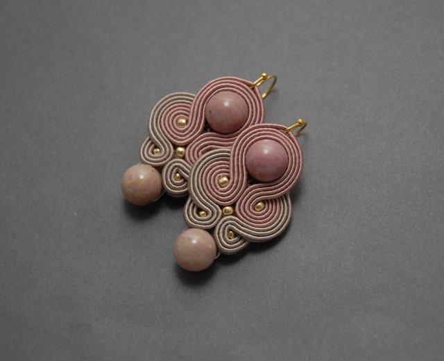 beżowo-różowe kolczyki sutasz z rodonitami