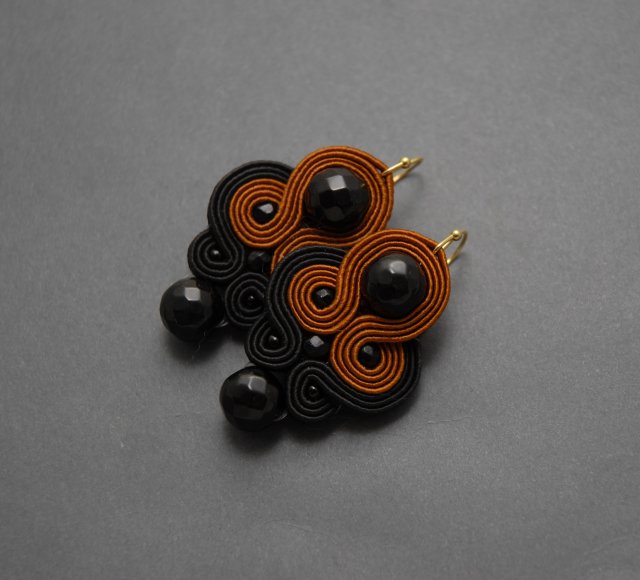 czarno-cynamonowe kolczyki sutasz z onyksami