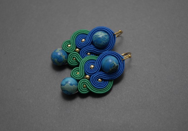 kolorowe kolczyki sutasz z jaspisami lazurowymi