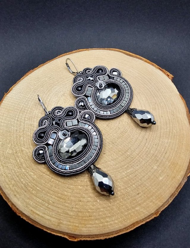 Szare kolczyki sutasz z kryształkami