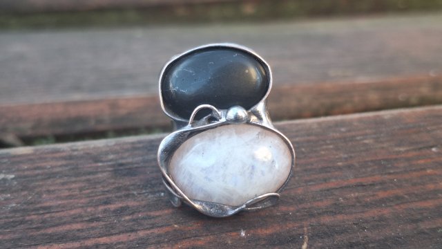 Czerń i biel - pierścionek regulowany