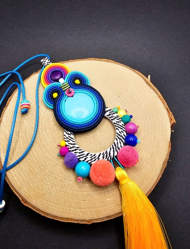 Kolorowy wisior sutasz z chwostem