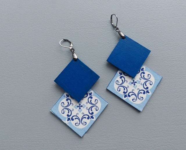 Stylowe kolczyki ze wzorem