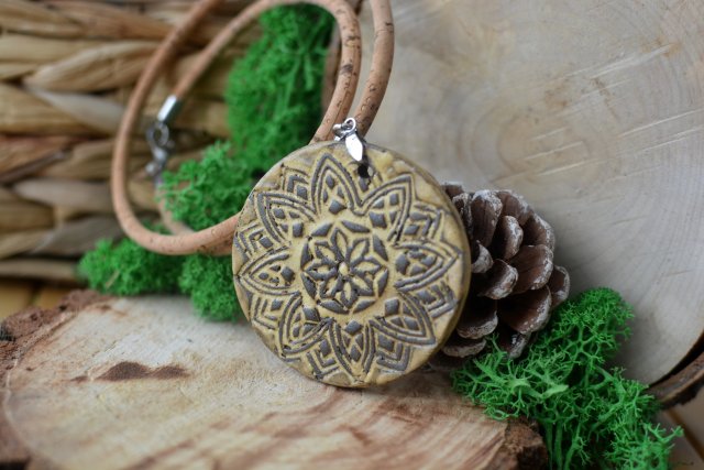 naszyjnik z korka z ceramicznym wisiorkiem NATURIES