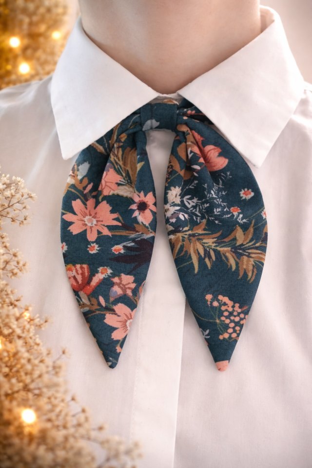 Kokarda bawełniana pod kołnierzyk - na gumce, regulowana