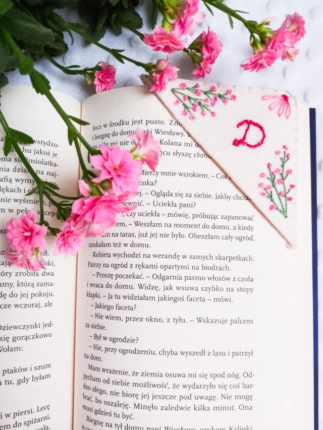 Zakładka do książek z haftem litera D