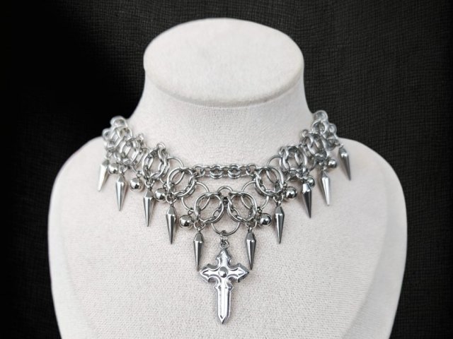 "Holy Blade" – choker chainmaille z kolcami i krzyżem goth alternative