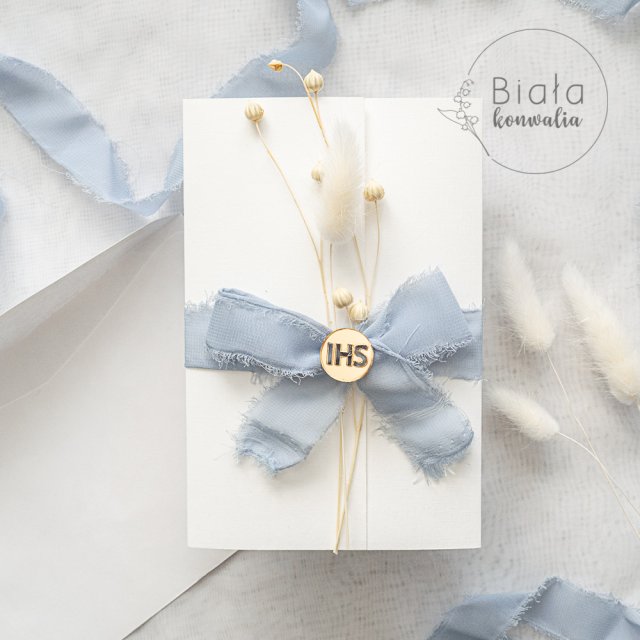 Zaproszenie z kokardą i suszonymi roślinami