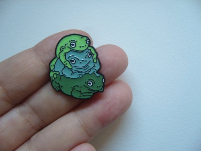 PIN PRZYPINKA BROSZKA ŻABA ŻABKI ŻABIA RODZINA