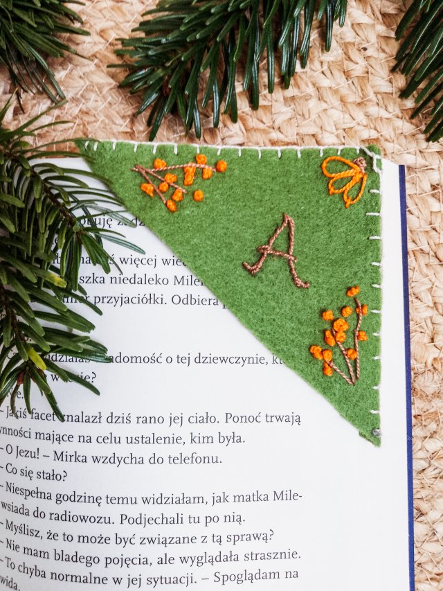 Zakładka do książek litera A haftowana