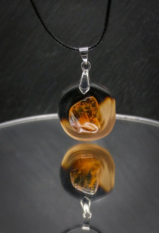 Naszyjnik "Magia Bursztynu" – żywioł ognia i bursztynowego światła, octowiec, pirografia, Amber and Wood Pendant, biżuteria z drewna