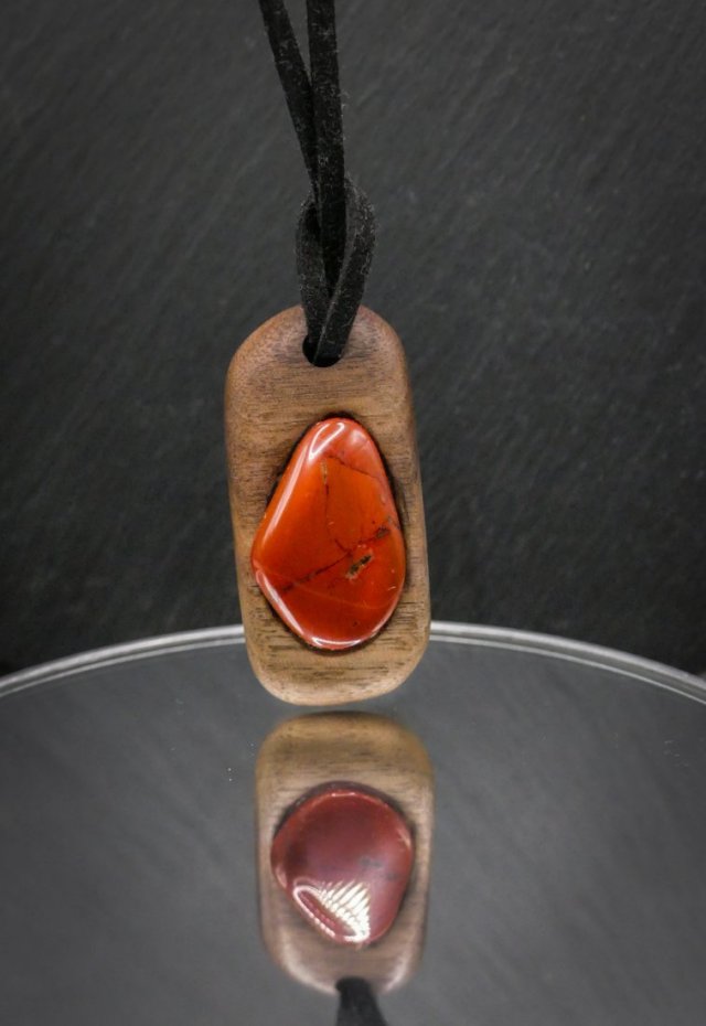 Naszyjnik "jaspis czerwony" – orzech amerykański, Wood Pendant, biżuteria z drewna, minerał, kamień, dla niej