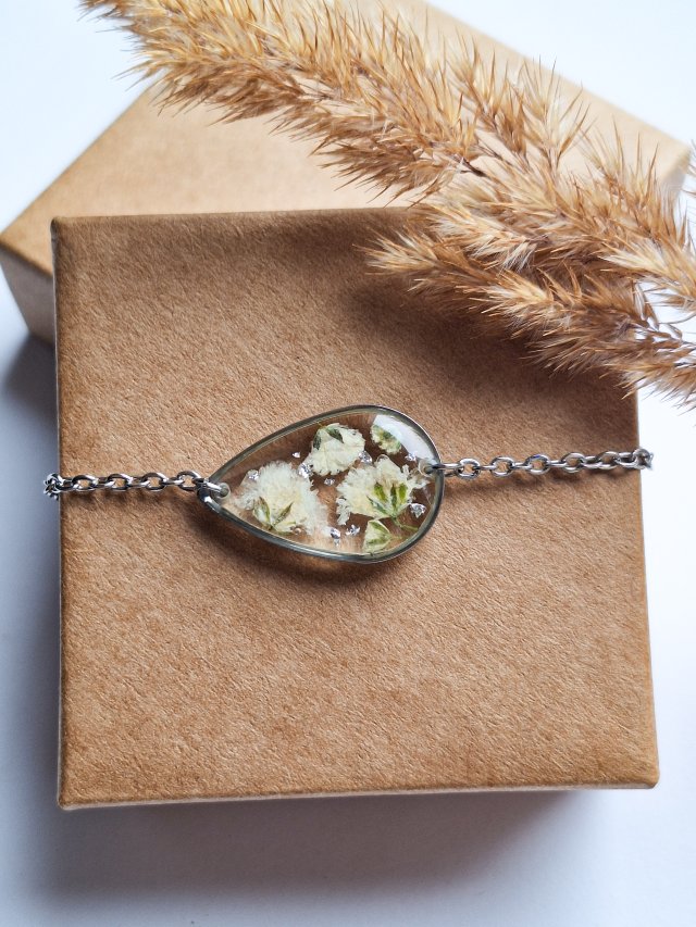 Bransoletka z żywicy łezka srebrna kwiaty białej gipsówki