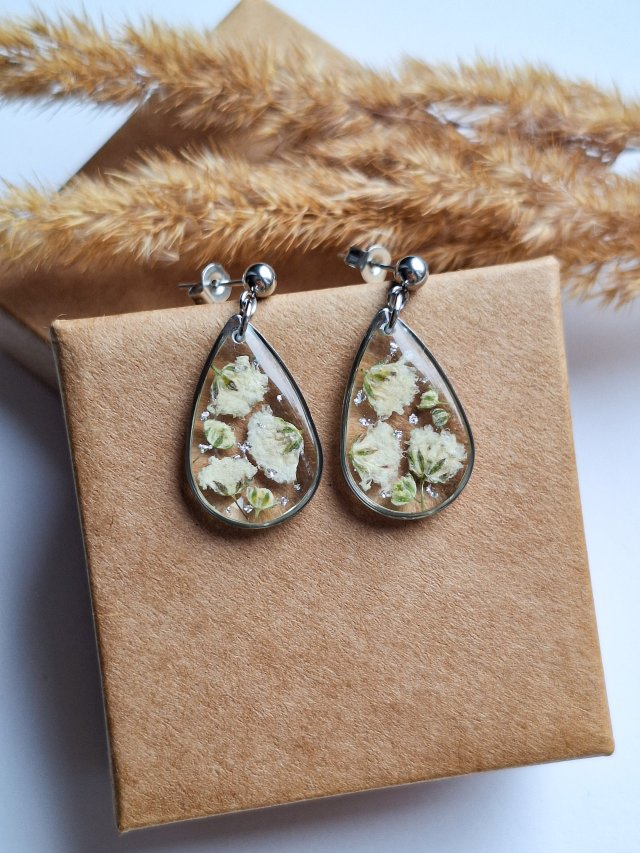 Kolczyki z żywicy łezka srebrne kwiaty białej gipsówki