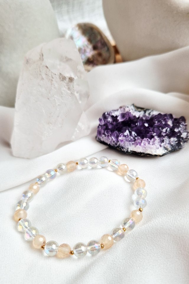 Bransoletka z kryształu górskiego.