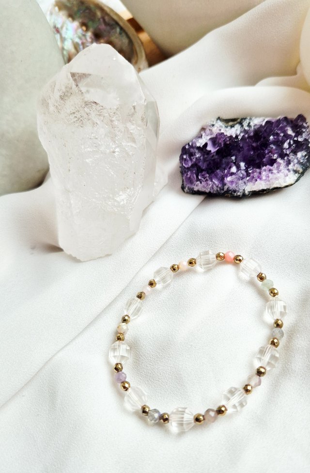 Bransoletka z kryształu górskiego.