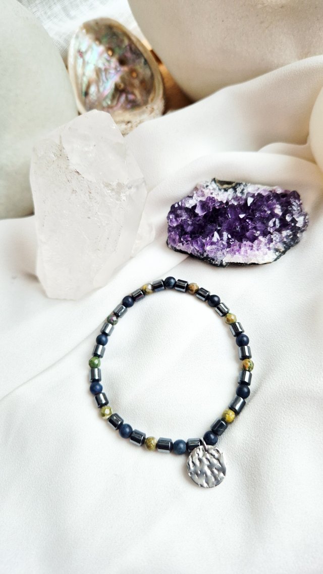 Bransoletka z ryolitu i hematytu.