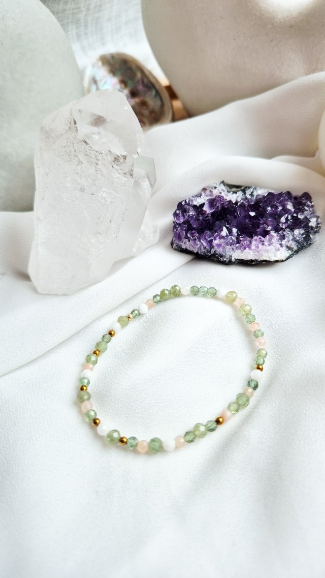 Bransoletka z apatytu zielonego kamienia księżycowego i słonecznego.