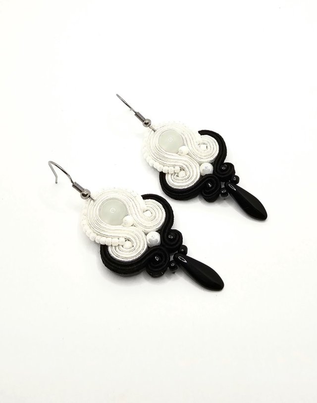 Czarno-białe wiszące kolczyki sutasz