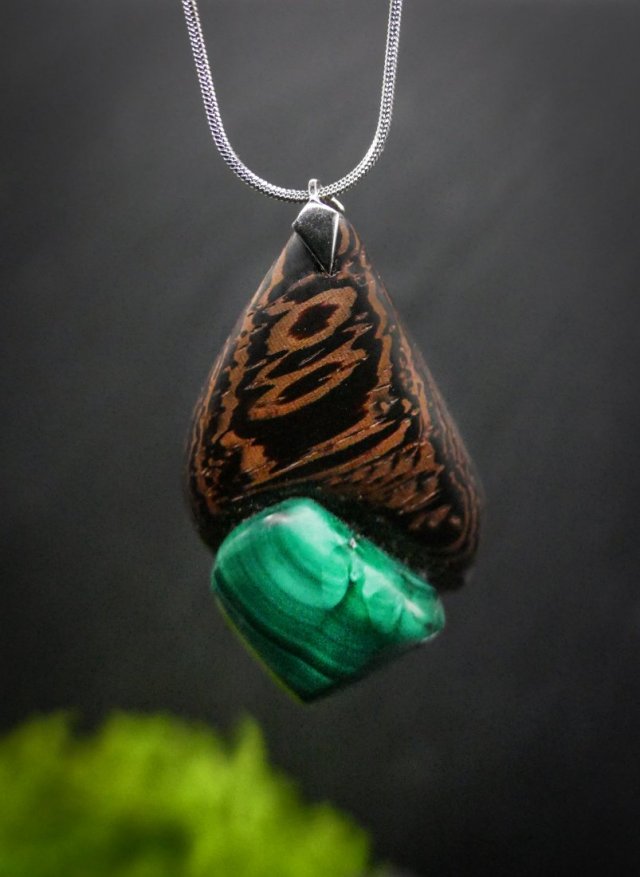 Naszyjnik "wenge i malachit" – drewno wenge, Wood Pendant, biżuteria z drewna, minerał, kamień, dla niej, dla kobiety, dla babci