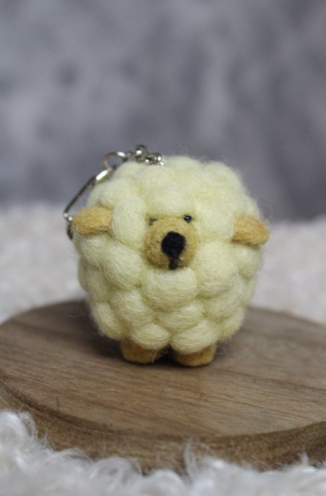Breloczek filcowany w kształcie owieczki