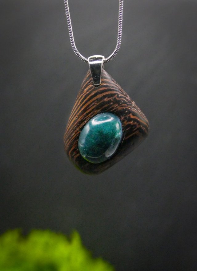 Naszyjnik "wenge i agat mszysty" – drewno wenge, Wood Pendant, biżuteria z drewna, minerał, kamień, dla niej, dla kobiety, dla babci