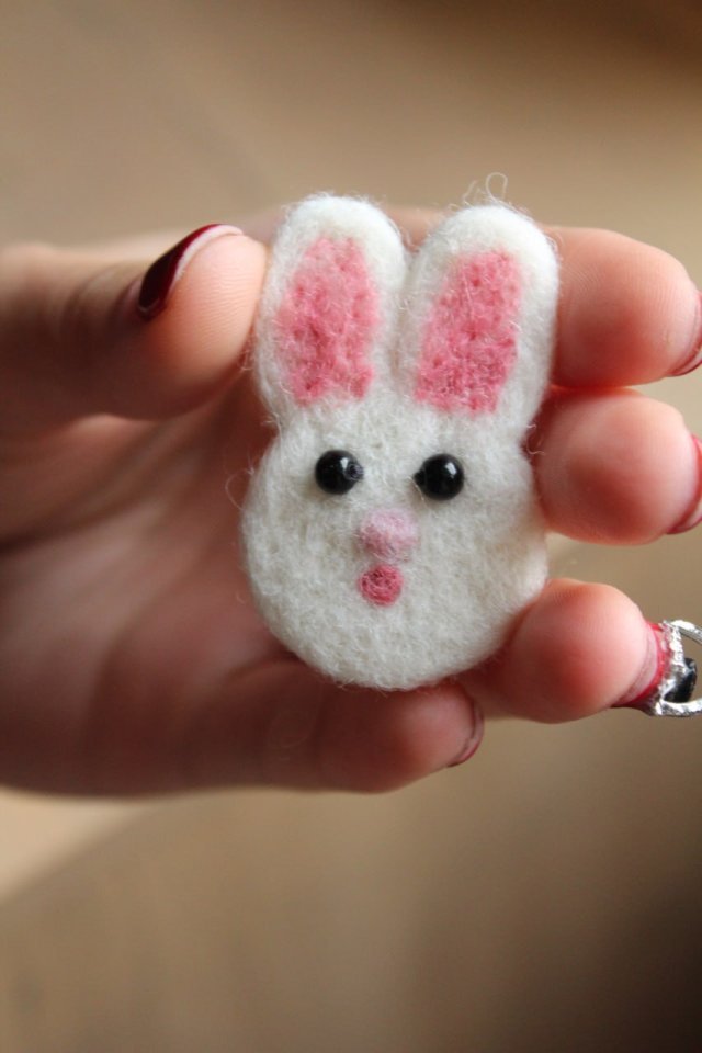 Broszka filcowana zając