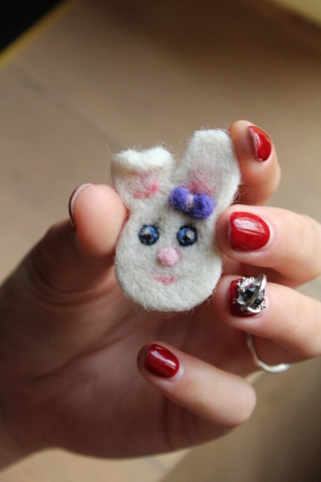 Broszka filcowana zając