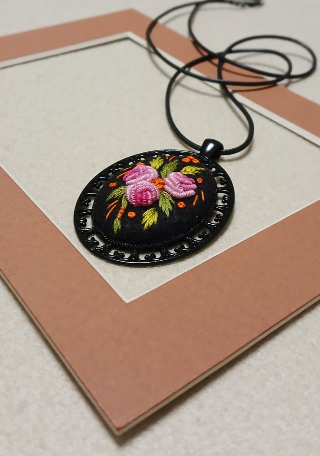 Ręcznie haftowany wisior  DLA IWONY