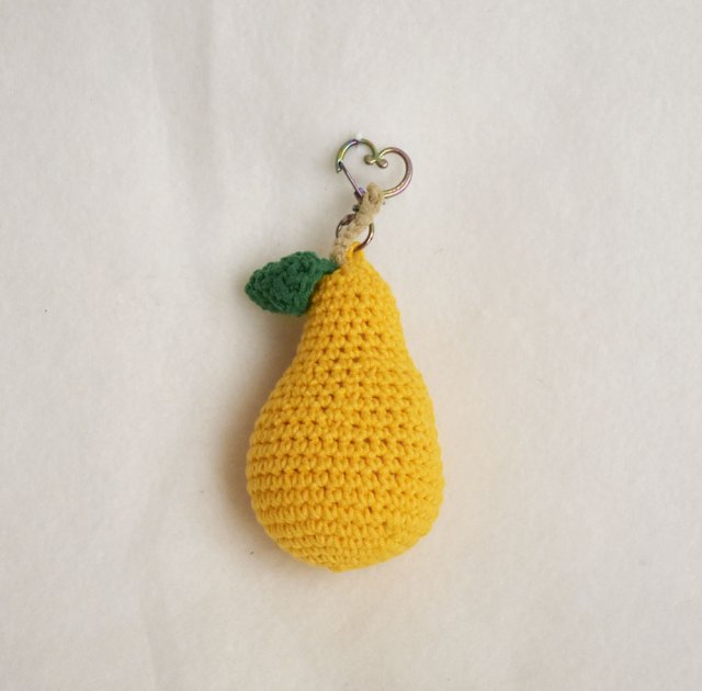 Brelok handmade – szydełkowa gruszka | unikatowy dodatek