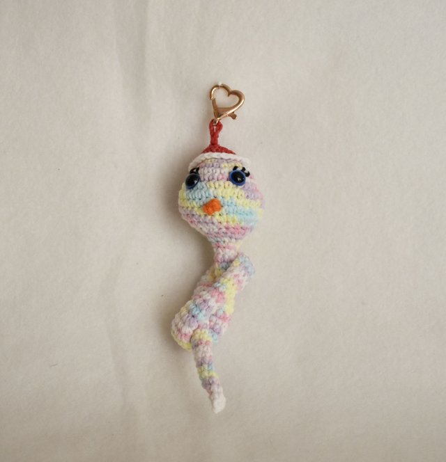 Ręcznie robiony breloczek szydełkowy –  unikatowy dodatek