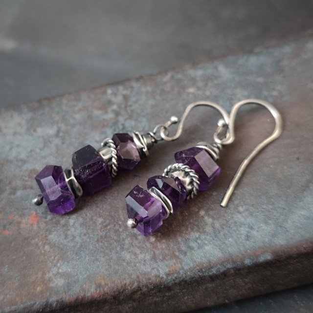 Kolczyki z ametystem na biglach otwartych