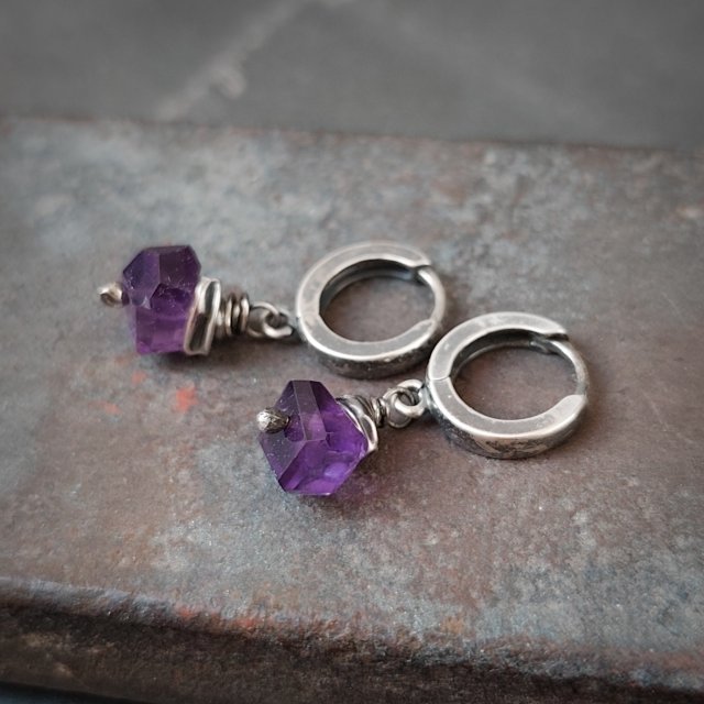 Ametyst. Proste srebrne kolczyki na biglach zamkniętych