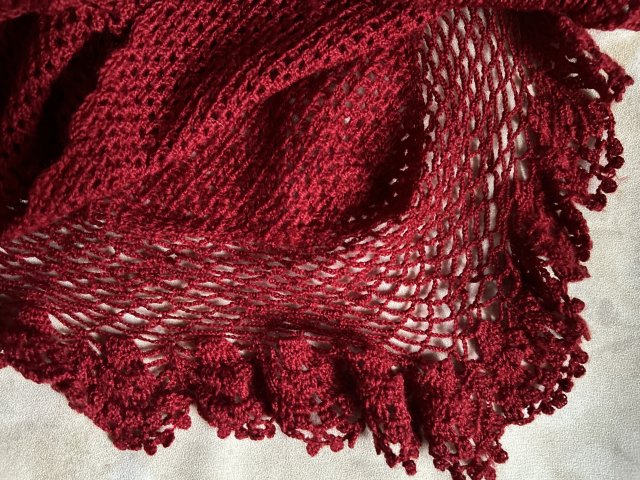 Ręcznie robiona trójkątna duża chusta 210 x 140 soczysty buraczkowy kolor