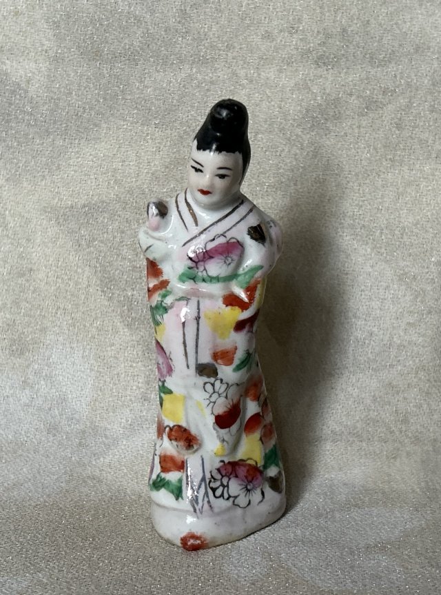 Mała Miss Japan ręcznie malowana porcelanowa figurka